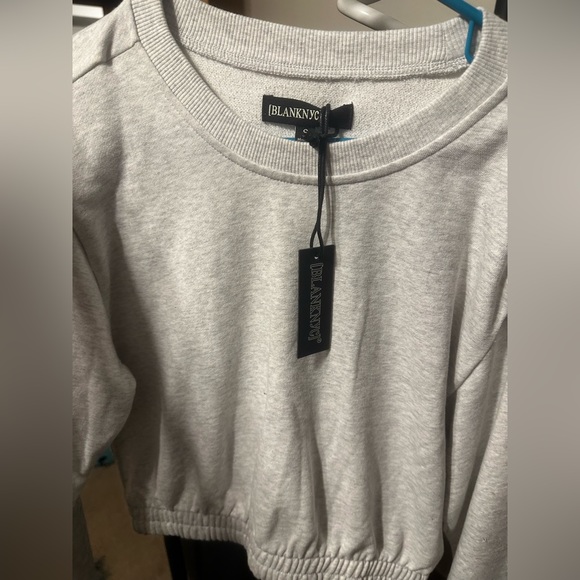 NWT [BLANKNYC] womens Cropped Basic Sweatshirt With Elastic Waistband - Picture 8 of 9